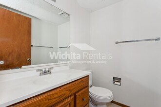 2305 S White Oak Dr in Wichita, KS - Building Photo - Building Photo