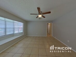 5025 33rd Terrace N in St. Petersburg, FL - Foto de edificio - Building Photo