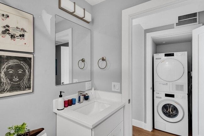 19 Plymouth St, Unit 1 in Cambridge, MA - Building Photo - Building Photo