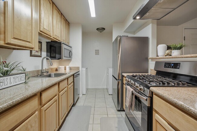 1101 Lakeview Cir, Unit 1101 Lakeview in Pittsburg, CA - Building Photo - Building Photo
