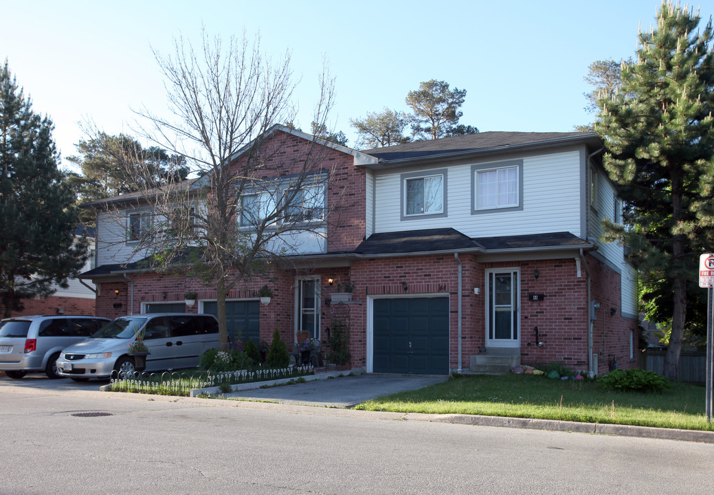 Courtland Mews Co-operative in Toronto, ON - Building Photo