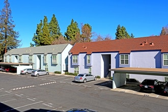 Redwood Plaza Apartments in Fremont, CA - Foto de edificio - Building Photo