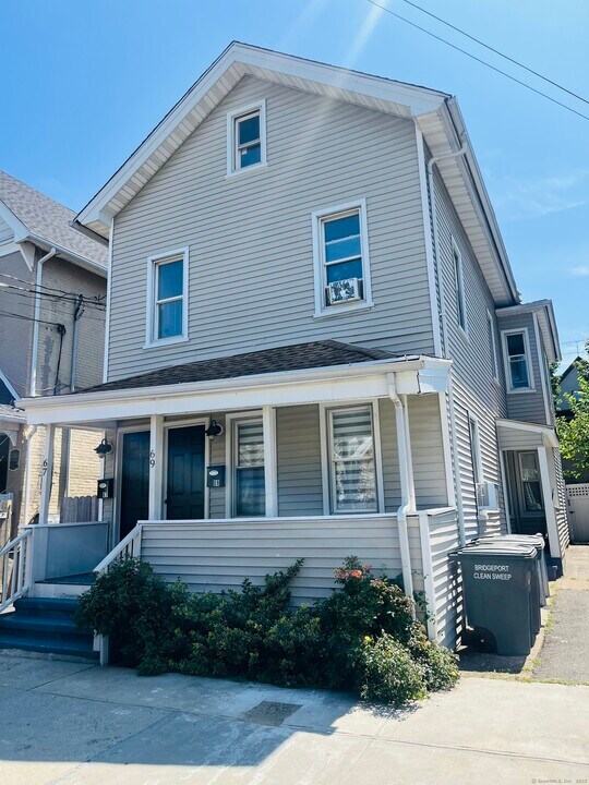 67 Maplewood Ave in Bridgeport, CT - Building Photo