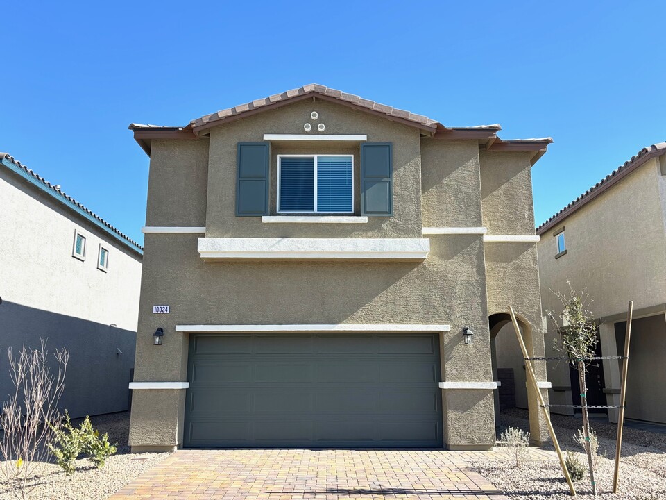 10024 S Ullom Dr in Las Vegas, NV - Building Photo