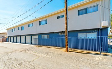 1509 Laurel St in Oceanside, CA - Foto de edificio - Building Photo