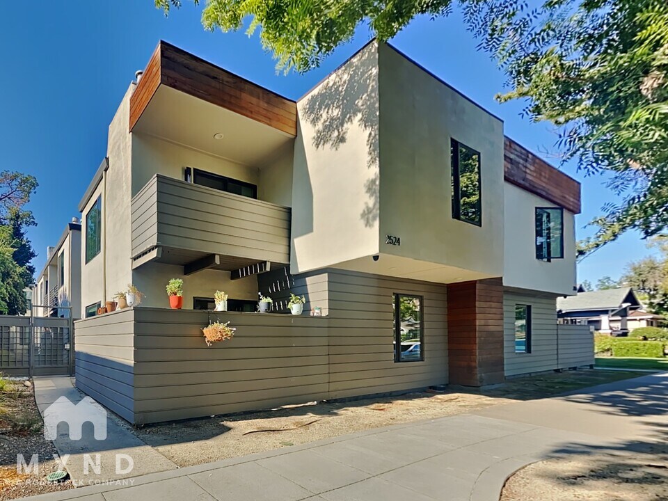2524 T St, Unit 14 in Sacramento, CA - Building Photo