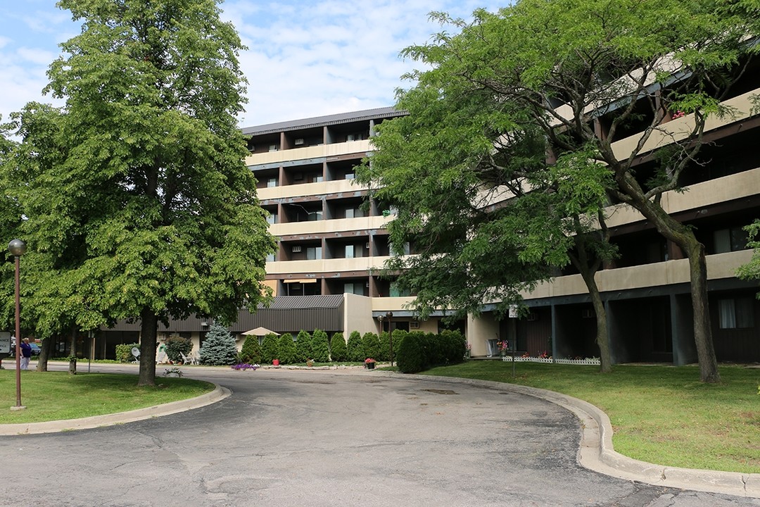 Plaza East in Tecumseh, ON - Building Photo