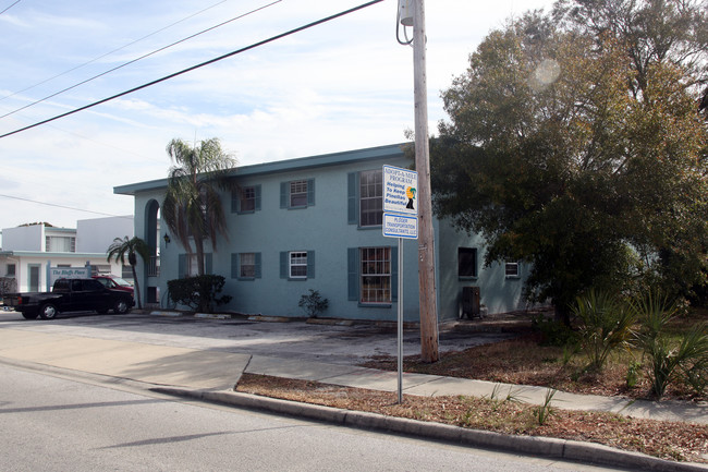 The Bluffs Place Apt in Belleair Bluffs, FL - Foto de edificio - Building Photo