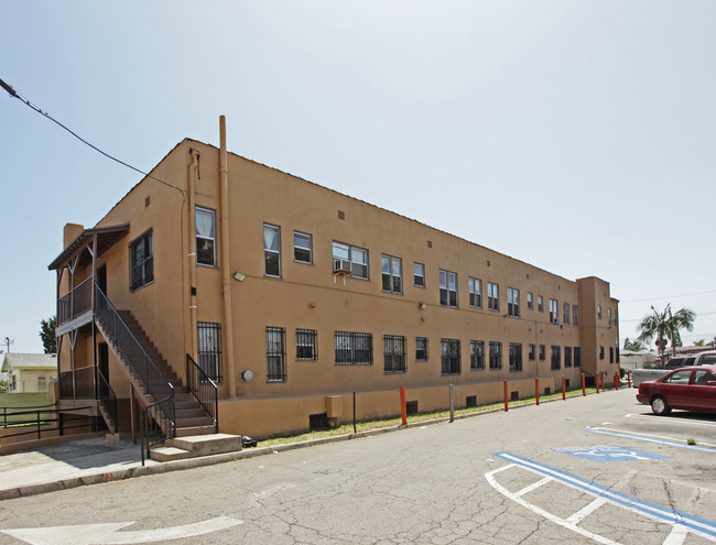 6914 Rugby Ave in Huntington Park, CA - Foto de edificio - Building Photo