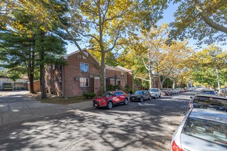 Beechwood Gardens Association in Flushing, NY - Foto de edificio - Building Photo
