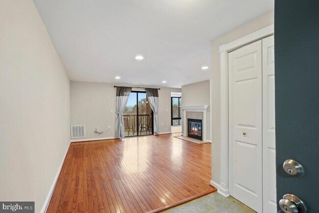 18010 Chalet Dr-Unit -203 in Germantown, MD - Building Photo - Building Photo