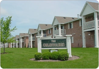 The Colonnades in New London, WI - Building Photo