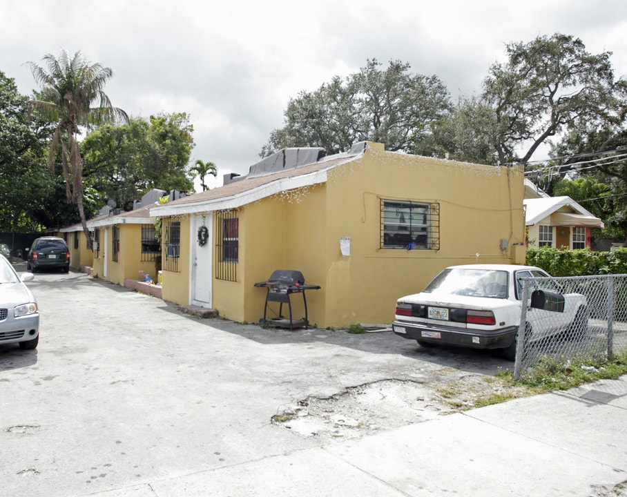 2766 NW 27th St in Miami, FL - Foto de edificio