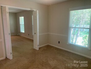 5629 Kuykendall Rd in Charlotte, NC - Foto de edificio - Building Photo
