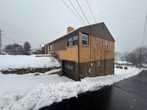 960 Agnew Rd in Pittsburgh, PA - Building Photo - Building Photo