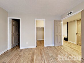 6127 Larchbrook Dr in Houston, TX - Foto de edificio - Building Photo