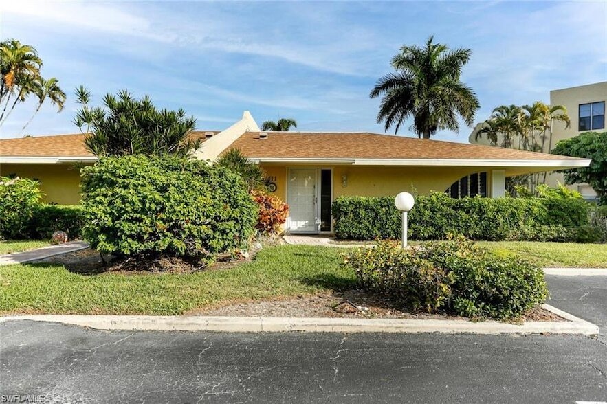 925 Palm View Dr in Naples, FL - Building Photo