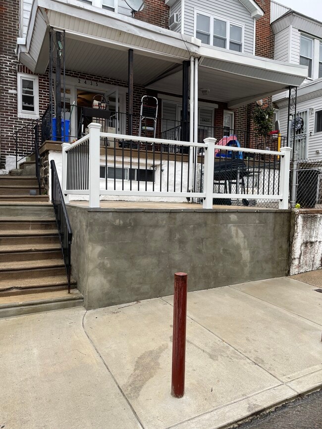2435 S Milan St in Philadelphia, PA - Foto de edificio - Building Photo