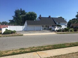 176 Land Ln in Westbury, NY - Building Photo