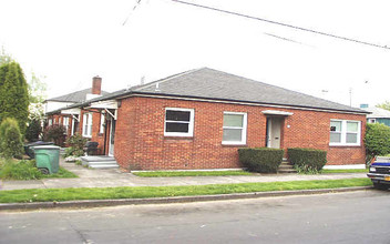 Burnside Street Apartments in Portland, OR - Building Photo - Building Photo