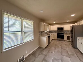 5762 Armstrong St in Wichita, KS - Foto de edificio - Building Photo