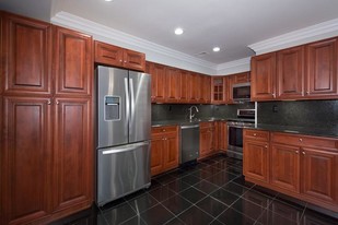 Fairfield Townhouses West in Amityville, NY - Building Photo