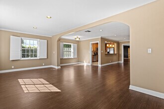 11953 Collins St in Valley Village, CA - Foto de edificio - Building Photo