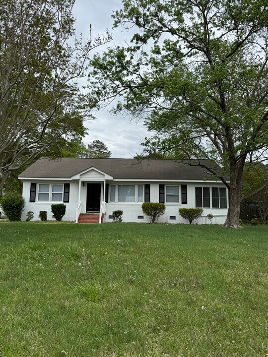 2311 Woodview Rd in Kinston, NC - Building Photo