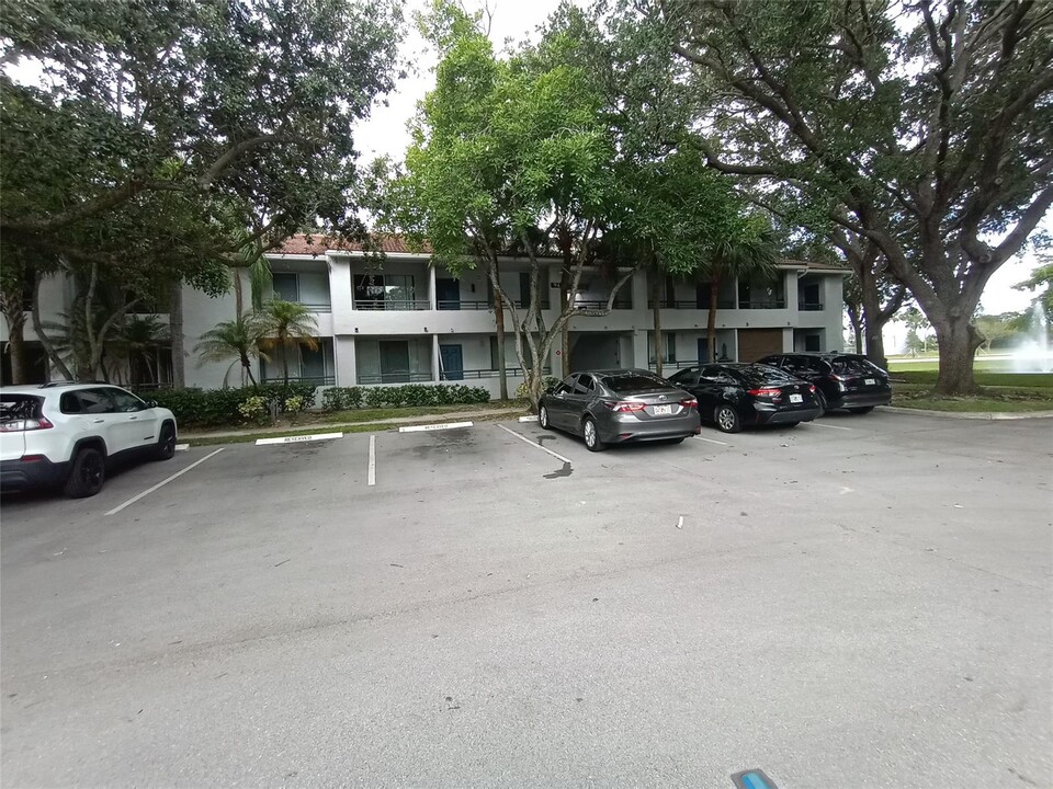 941 Lyons Rd in Coconut Creek, FL - Foto de edificio