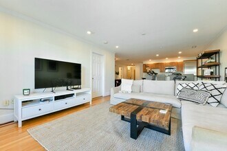 39 Dorchester St, Unit 5 in Boston, MA - Building Photo - Building Photo