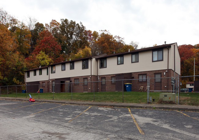 Pine Hollow Village in Sharon, PA - Building Photo - Building Photo