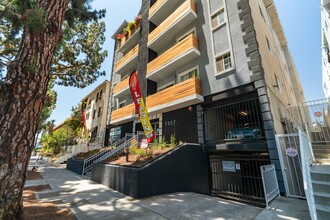 7057 Lanewood Ave in Los Angeles, CA - Building Photo - Interior Photo