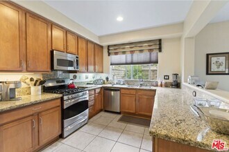 28703 Calle de la Paz Dr in Santa Clarita, CA - Building Photo - Building Photo