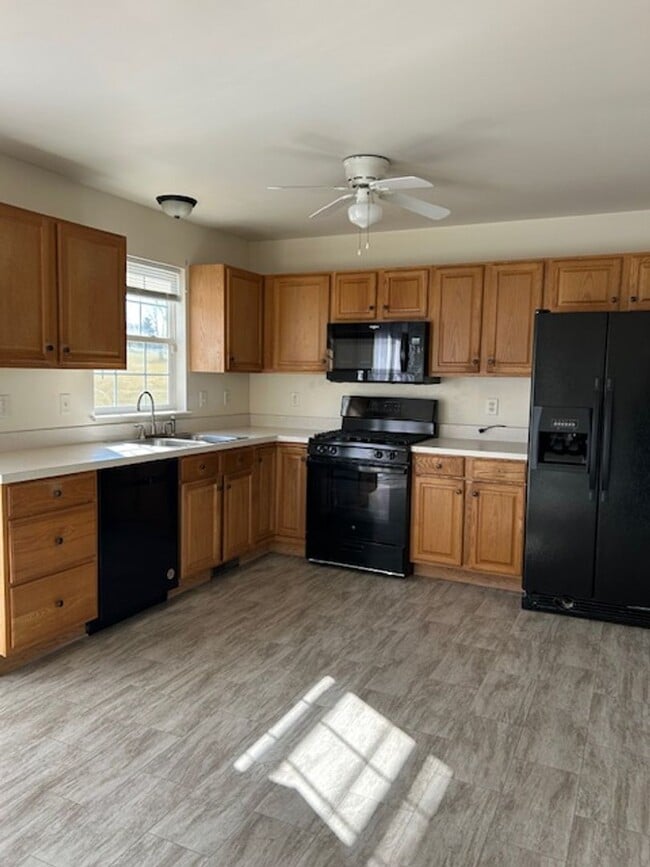 2818 Woodmont Dr in York, PA - Building Photo - Building Photo