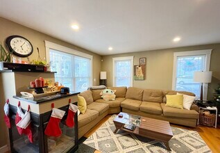 17 Iroquois St, Unit B in Boston, MA - Foto de edificio - Building Photo