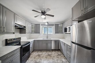 10 Leggett Cres in Hamilton, ON - Building Photo - Building Photo