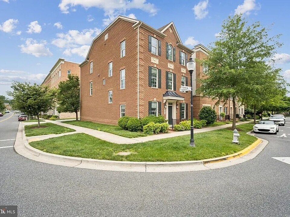 423 Parkview Ave in Gaithersburg, MD - Building Photo