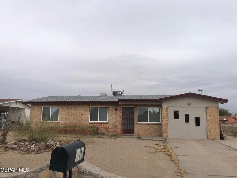 112 Adrian George Ct in El Paso, TX - Building Photo