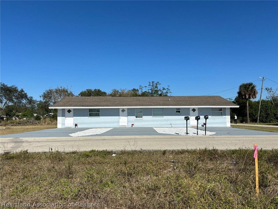 306 W Garrett Rd in Avon Park, FL - Foto de edificio