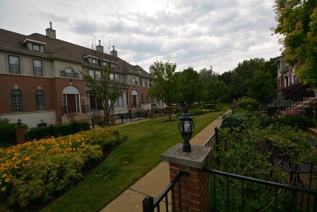 1904 Alta Vista Ct in Naperville, IL - Building Photo - Building Photo