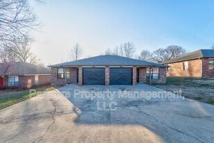 5702 Sara St in Fayetteville, AR - Building Photo