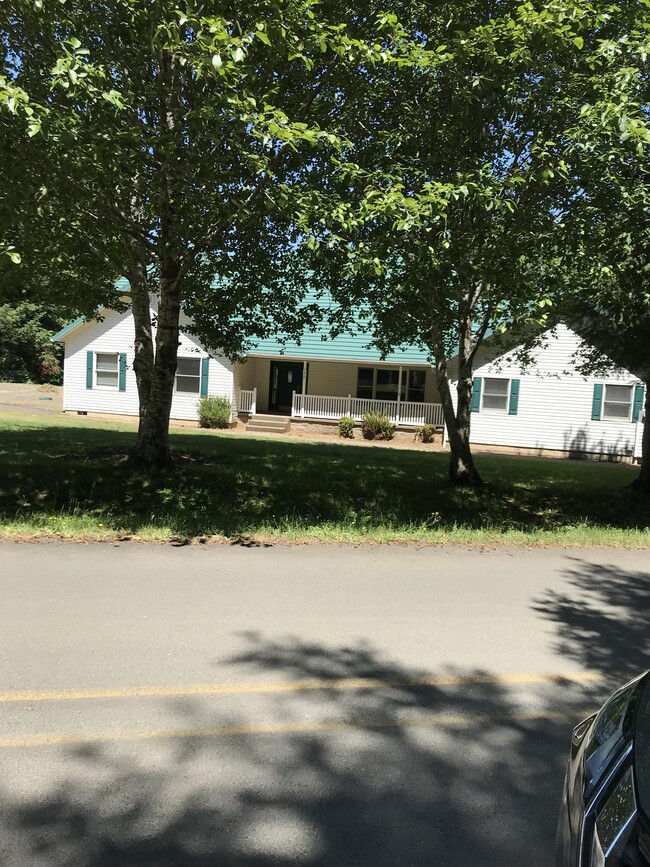 384 Hamer Rd in Siletz, OR - Building Photo - Building Photo
