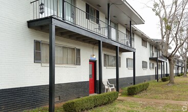 Channing Apartments East in Huntsville, AL - Foto de edificio - Building Photo