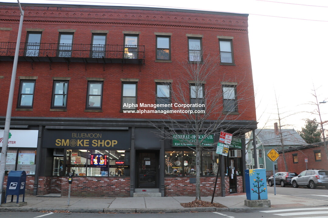 2050 Massachusetts Ave, Unit 4 in Cambridge, MA - Foto de edificio