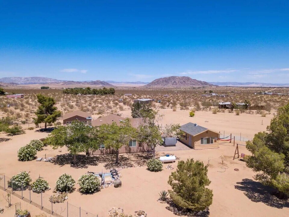 1525 Dakota Ln in Landers, CA - Building Photo