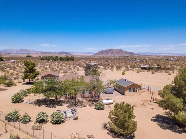property at 1525 Dakota Ln