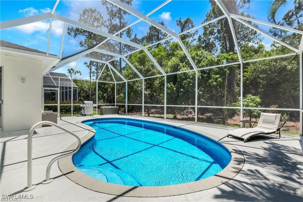 697 Crossfield Cir in Naples, FL - Foto de edificio