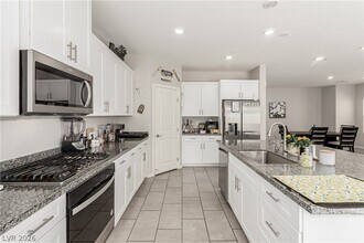 330 Spring Dove Ave in Henderson, NV - Building Photo - Building Photo