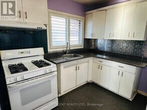 27 Mossbank Dr in Toronto, ON - Building Photo - Building Photo