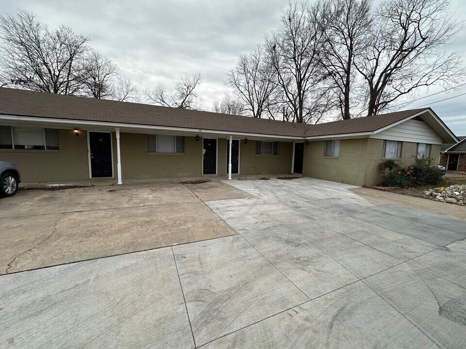 210 E Parkway Dr in Russellville, AR - Building Photo